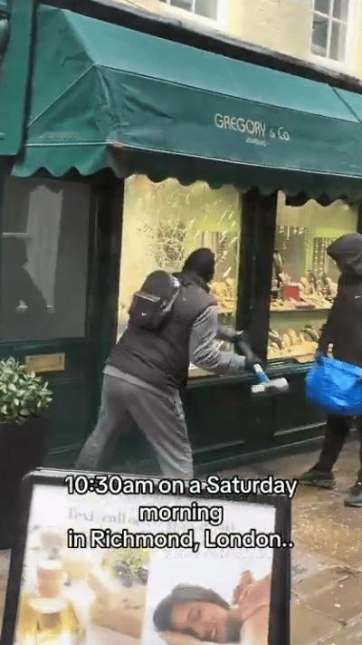 这玻璃质量不咋地啊！网上看到的，伦敦某家珠宝店光天化日被打劫，店员与蒙面人隔着展