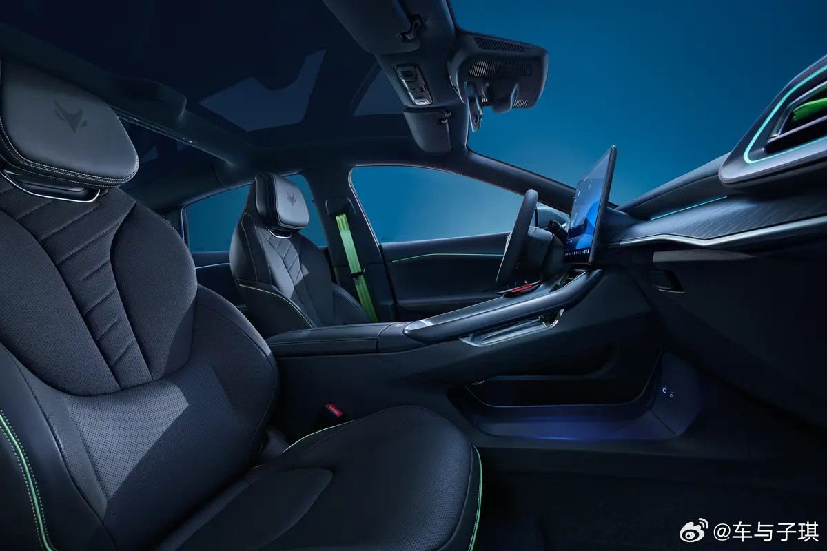 线下体验了极狐全新阿尔法S5，作为科技博主，它的实际表现挺让人惊喜。城区智驾通勤