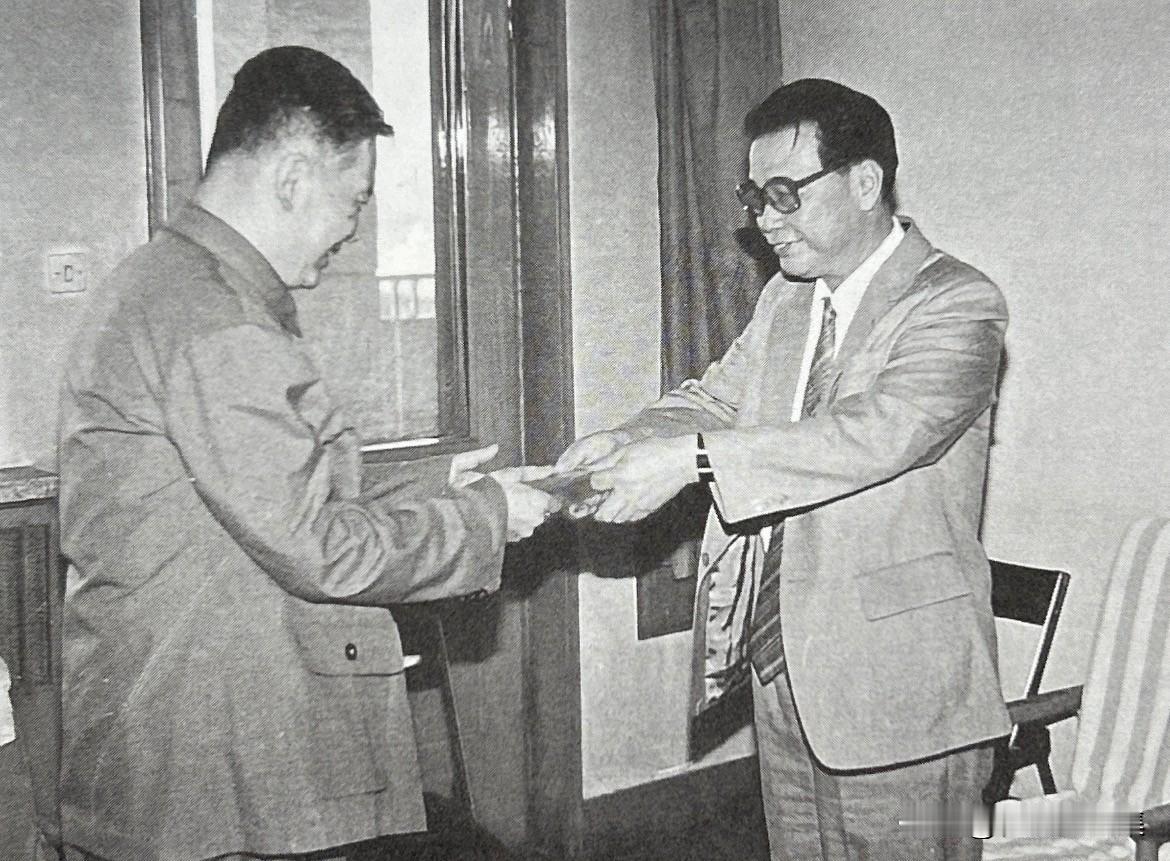 1986年7月15日，万里到医院看望邓稼先的时候，告诉他国务院决定将全国劳动模范