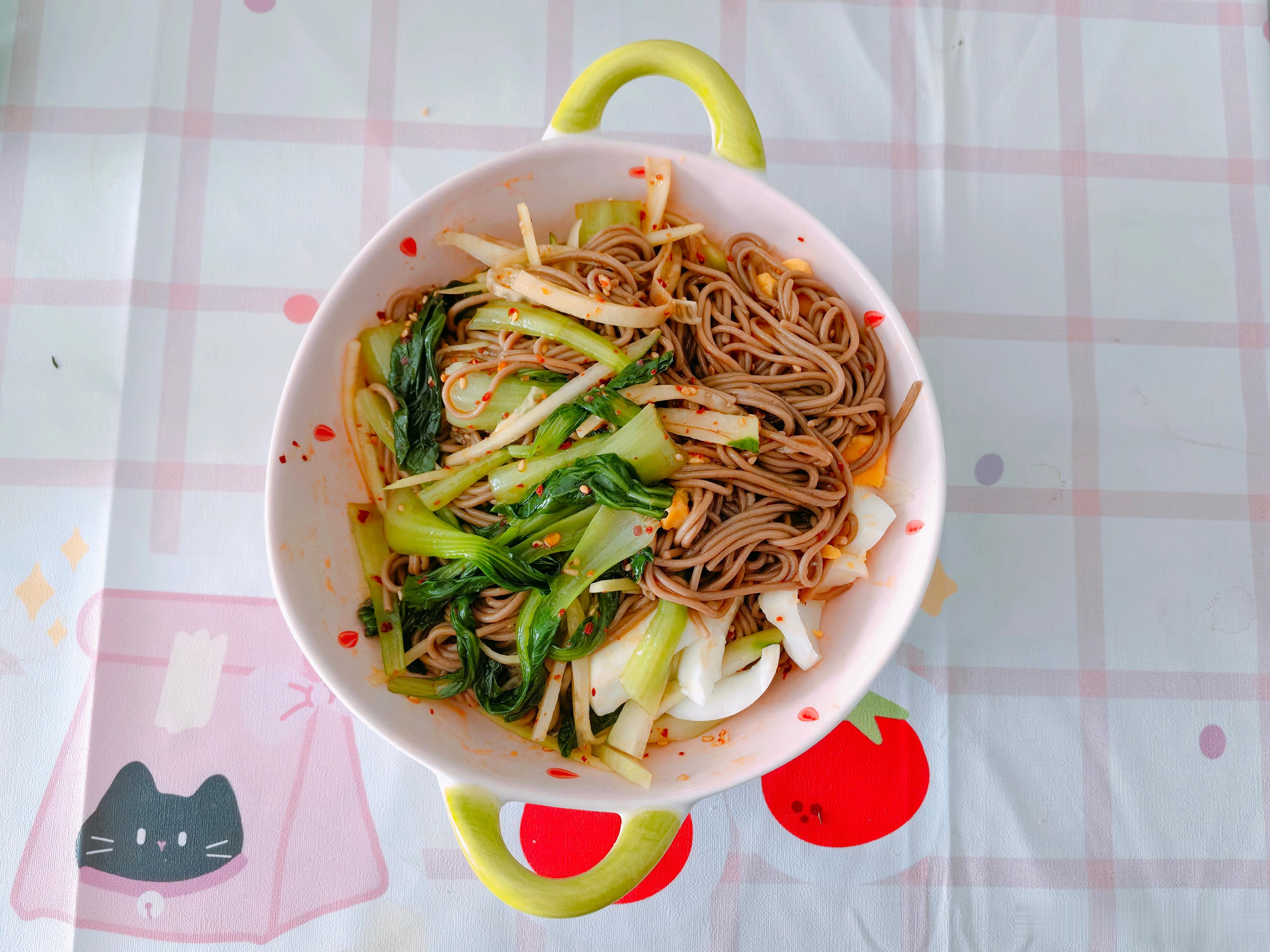 今日午餐简单弄了一盘凉拌饸络面，今天的午饭就这么凑合过去了。午安💤。