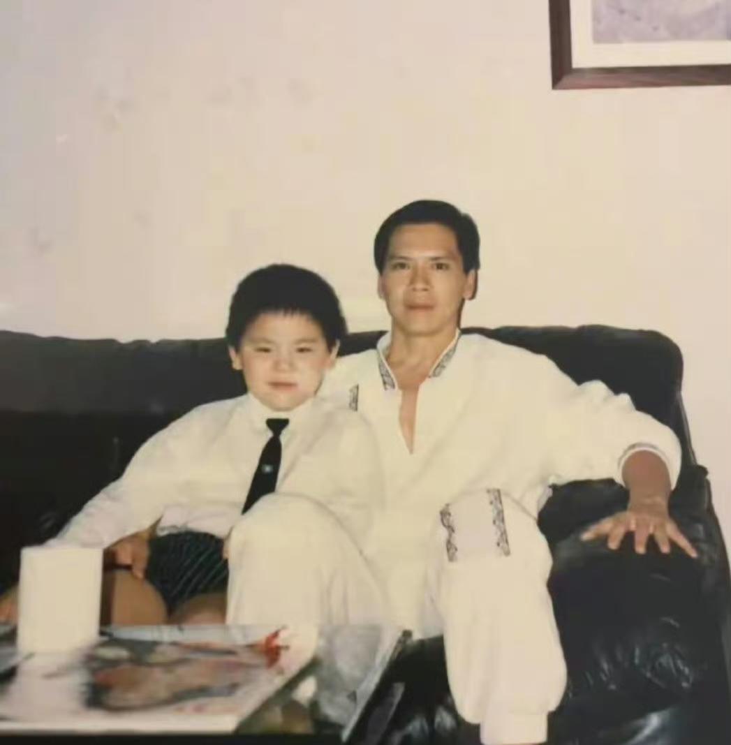 还真是隔辈亲：向华强跟向佐合照VS向华强与向佐儿子合照！