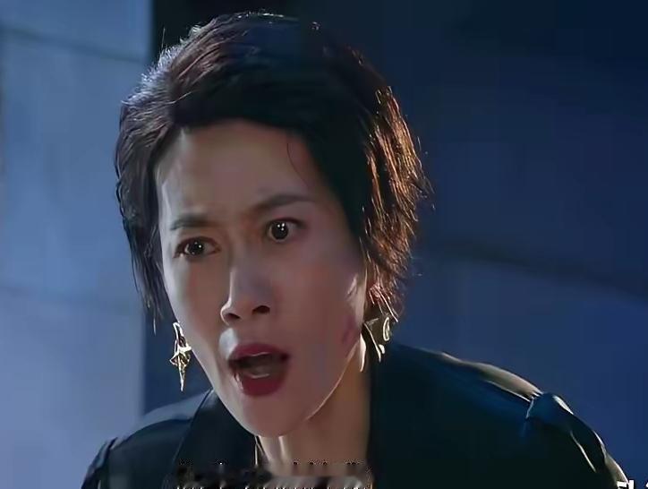 《迷墙》追完了。要说这部剧演技最炸裂的演员，非温峥嵘莫属。她饰演的李槿从出狱到