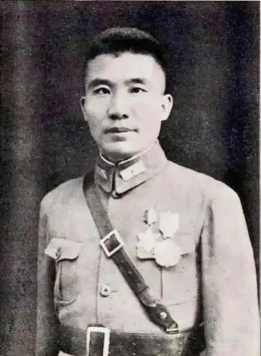 1948年，济南城内气氛压抑，蒋介石下令死守，王耀武却反复给南京打电报，说这仗打