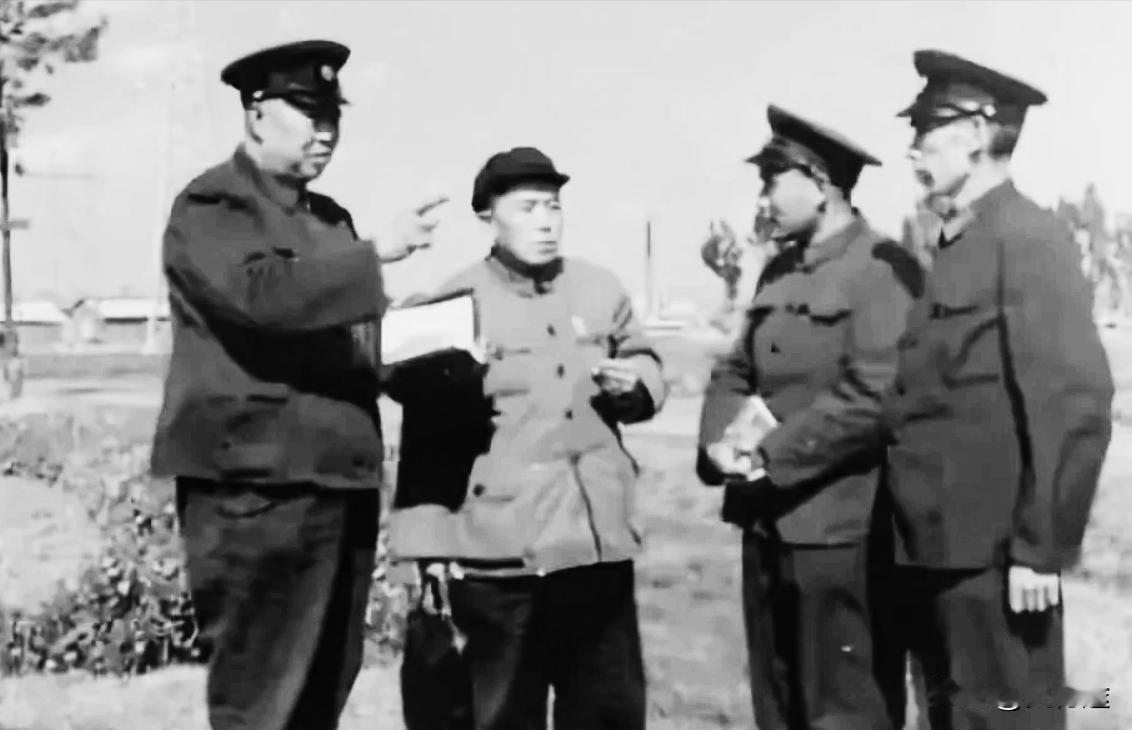 1967年春，在昆明开往红河州的火车上，云南省公安厅下放干部曹显政刚刚抽完一支烟