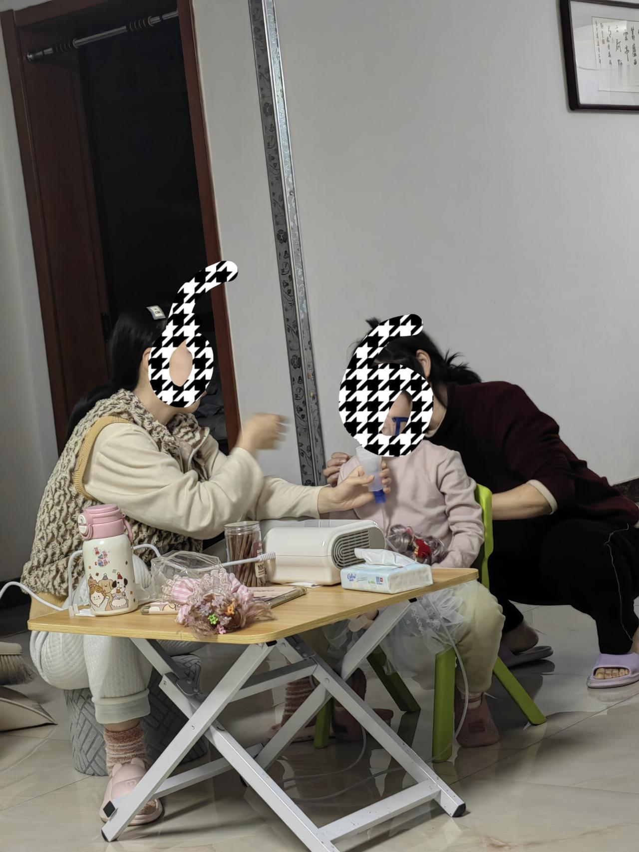 每天重复这样的事情，是心酸是无奈。吃过饭，按摩腮腺，做雾化，吃药，每天三次重复的