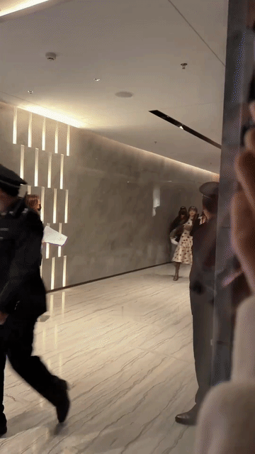 这么活泼灵动的田曦薇谁能不爱啊！不是，你见过哪家的女明星打着出溜滑登场啊？也就只