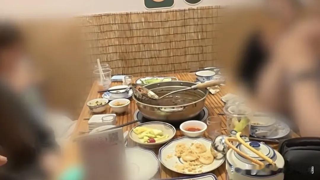 这四个现眼包，把四川人的脸丢光了，吃不起火锅就不要跑去广东嘚瑟嘛。四个屌
