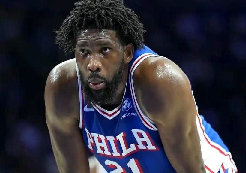 恩比德场边冰敷,马克西在场上炸裂。三场186分,没人提他名字。四亿合同压着队