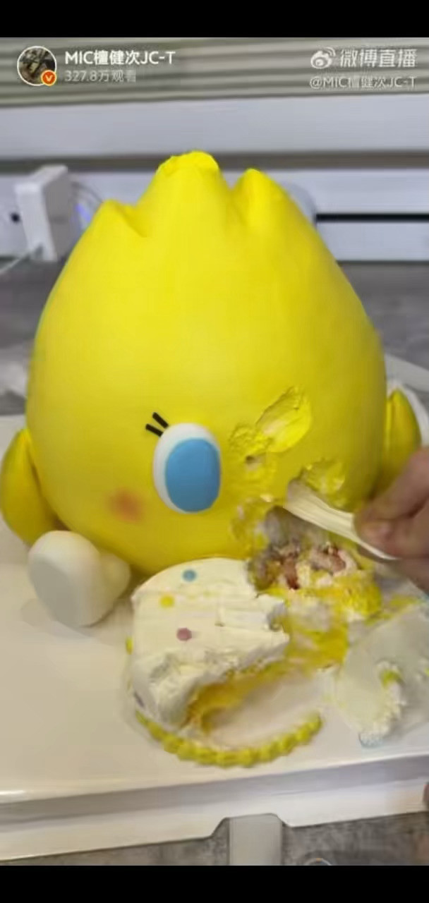 檀健次我们现在是掏心掏肺的关系了啊啊啊啊啊谁懂檀健次一直努力掏蛋糕有多好笑！