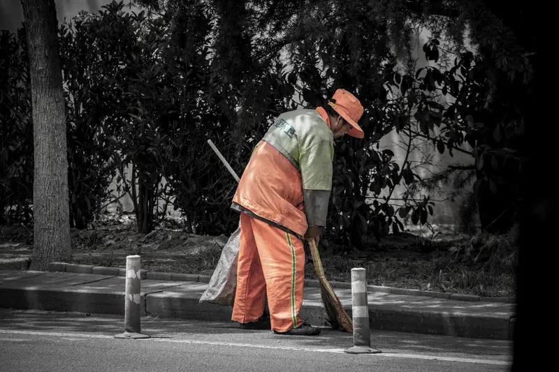 钱重要还是命重要，这问题真让人纠结。从道理上讲，肯定是命重要，没了命，再多钱也白