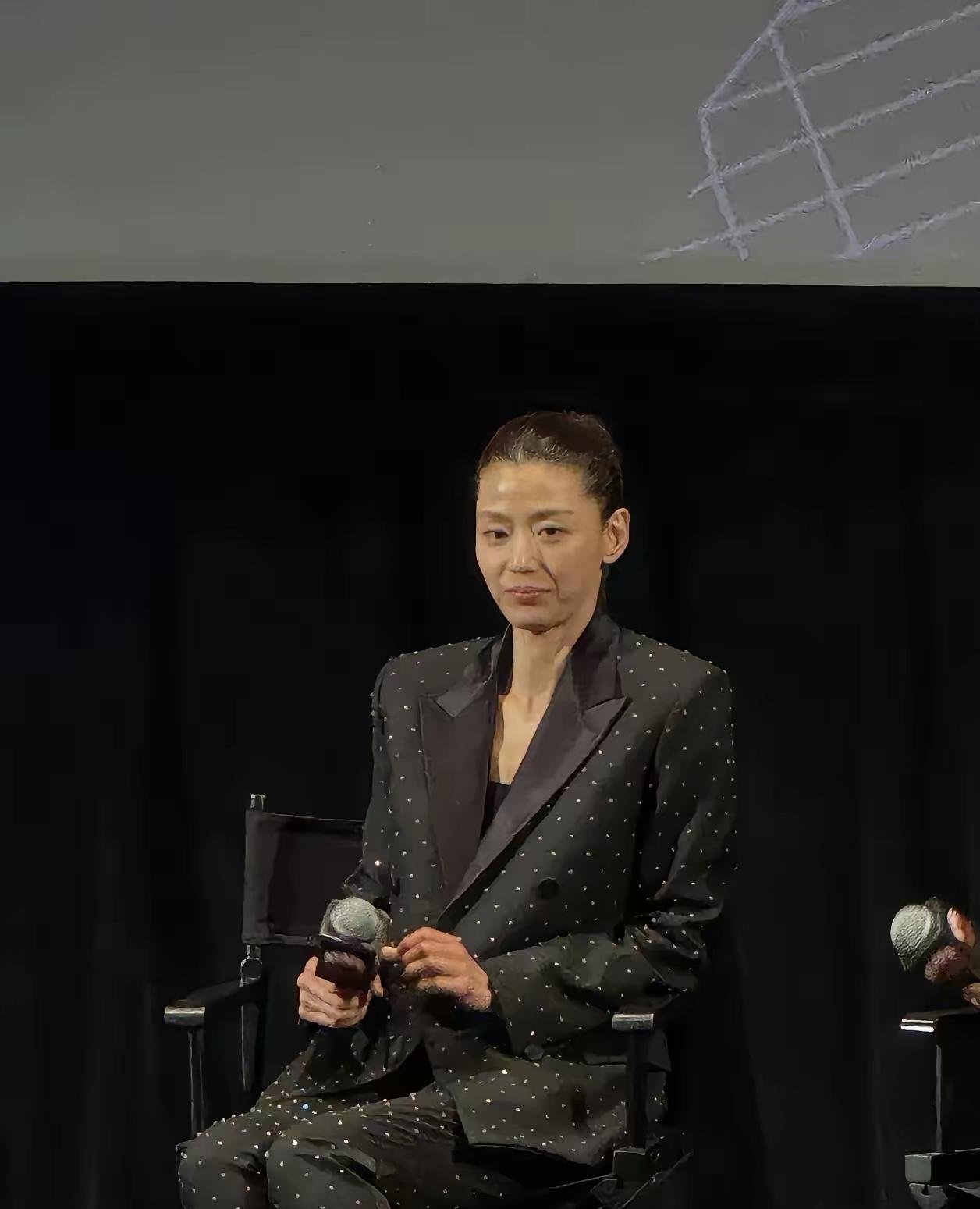 当年的大美女如今怎么这样了她本来就长的一般，只是气质好。明星在年轻的时候外形