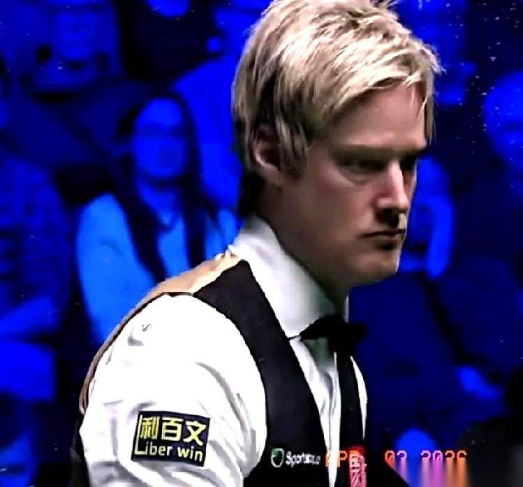 特鲁姆普对罗伯逊，第六局，记分牌上那个数字是86-0。罗伯逊靠在椅子里，手里的