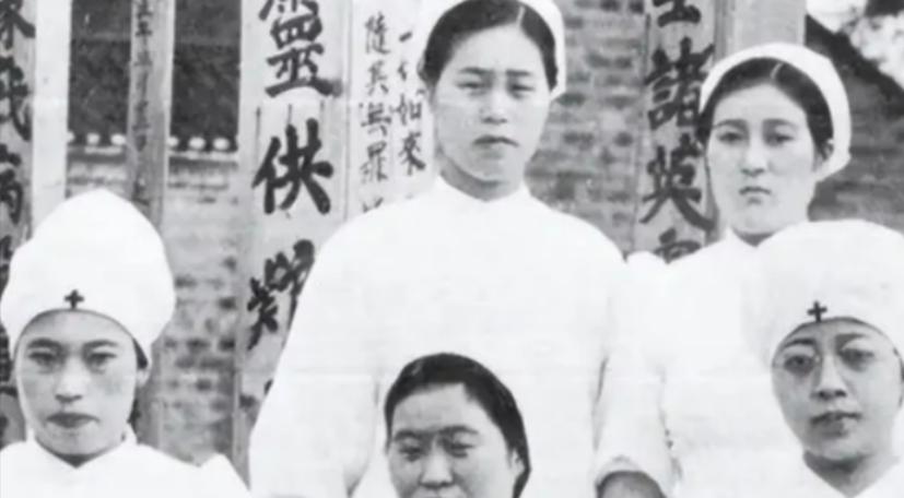 1946年除夕夜，一群女护士们以“吃药”之名，将毒药喂进解放军伤员口中，凌晨，4