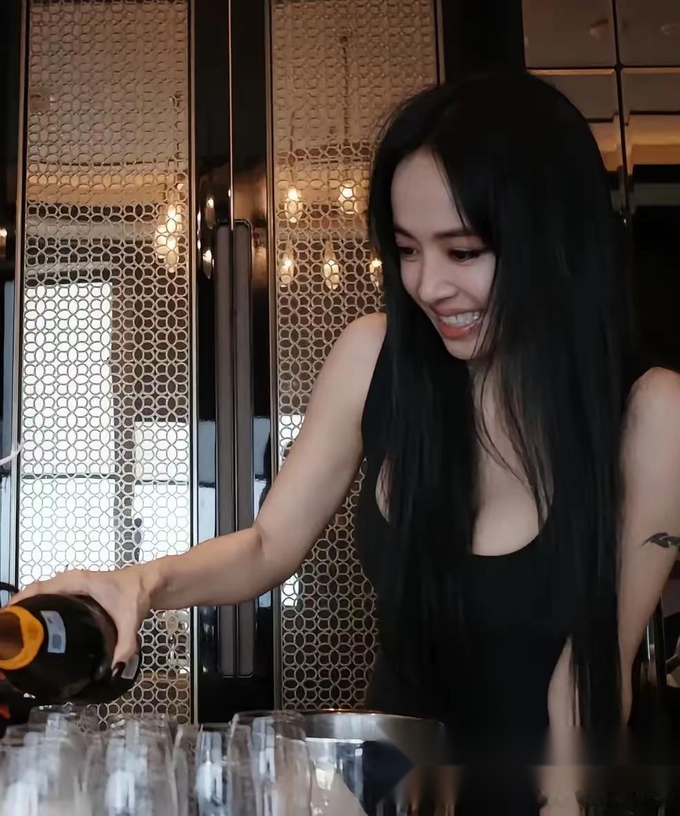 我表妹是歌手的助理，她见过蔡依林，她回来和我说，她说蔡依林居然是她见到真人让