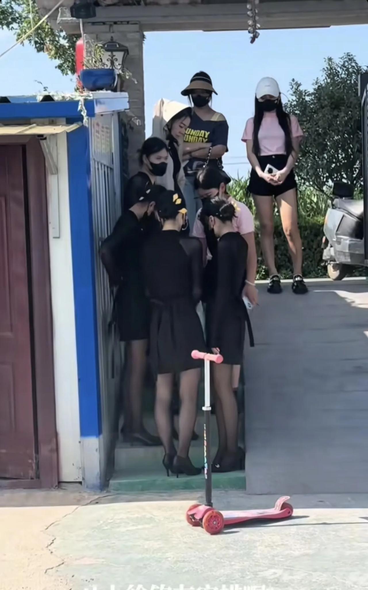 现如今这垂钓园也是够卷的！刷到一位垂钓园老板请了一群美女前来助场，钓鱼佬每每钓上