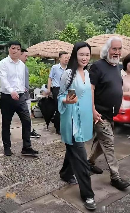 张纪中老婆这操作直接把一堆还在纠结该不该结婚的姑娘，干沉默了。人家杜星霖，压根没