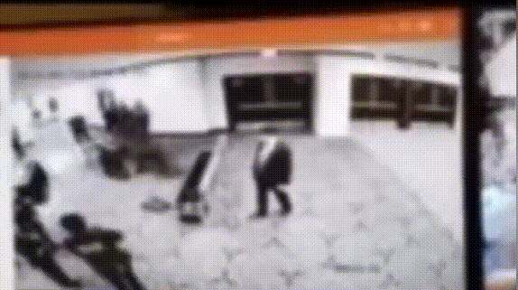 武装分子，突破白宫最严密的拦截网！带上霰弹枪、手枪及多把刀具！监控录像曝光，