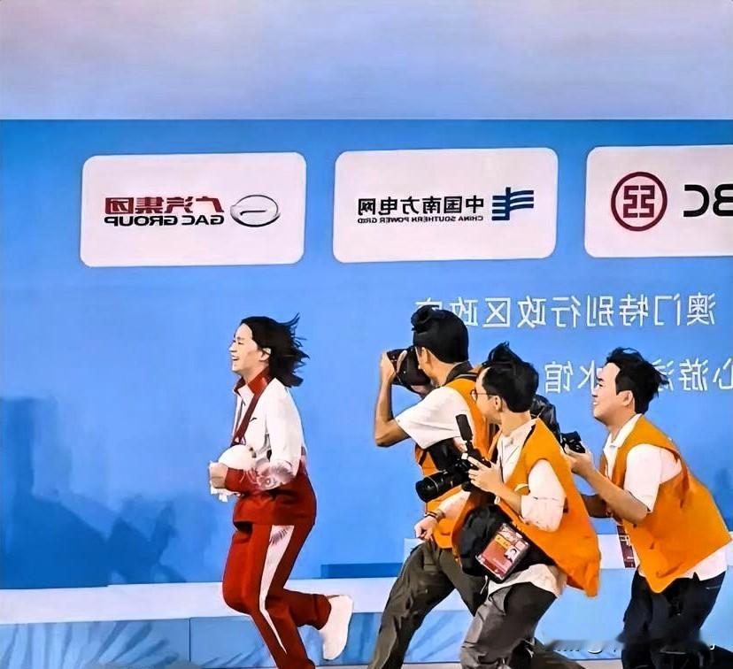 全红婵估计也没想到赛后这张照片会火出圈吧！全红婵这张赛后的“意外”照片，真的