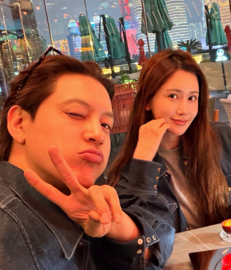 演员李多海在Instagram上传了多张照片，并配文在外滩庆祝结婚三周年公开的