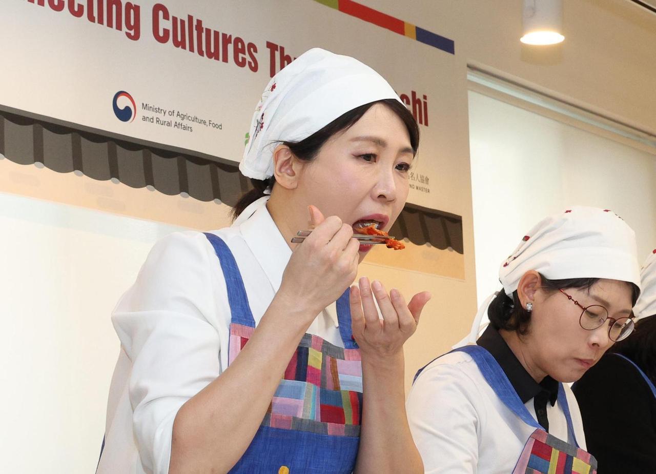 韩国媒体消息，韩国总统李在明的夫人金惠景举办了一场“驻韩大使夫人招待腌泡菜活动”