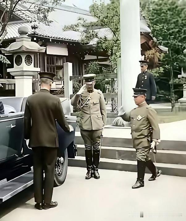 原来裕仁岳父是个小矮人这张1928年拍摄于台北圆山的老照片，照片中身材矮小的