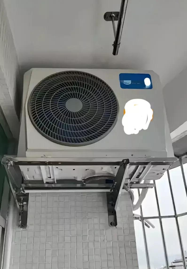 我一个姐姐家的空调外机就是安装在阳台墙上的，因为阳台不封，还挺大的，下雨天雨水打