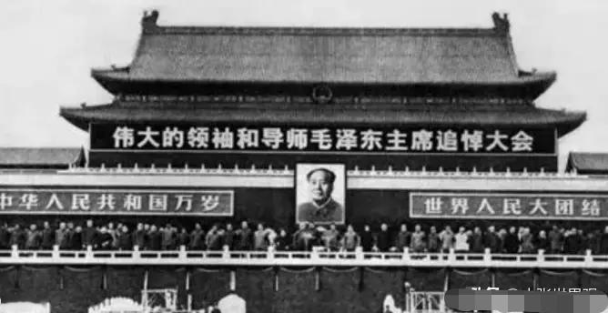 1976年，毛主席追悼会开始前10分钟突发意外，华国锋震怒：不要捣乱！那是个