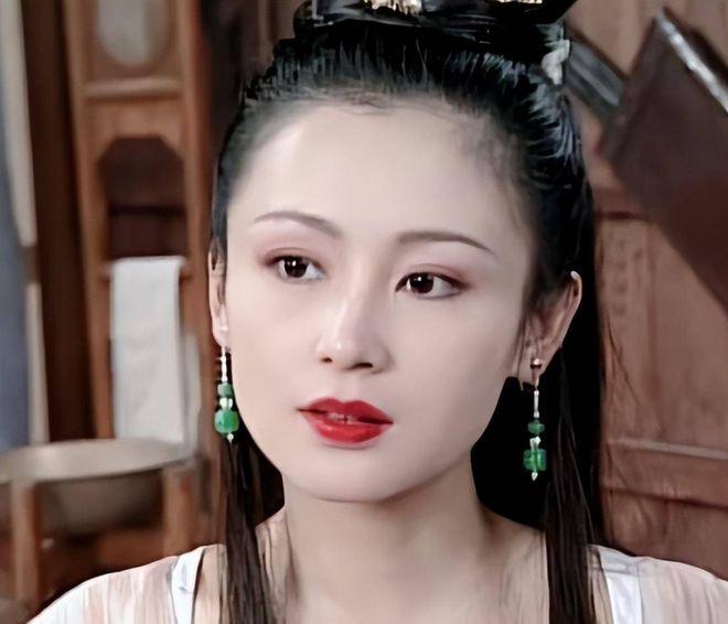 王允布局除掉董卓，百官欢悦除恶，貂蝉对王允悄声说：你杀错了奸贼，真正的祸首，就在