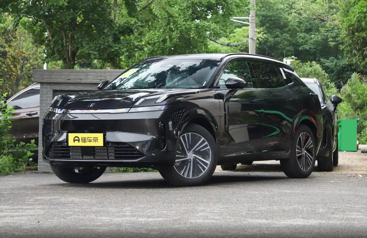 今天，在二手车市场转悠，看到一辆2025款领克08EM-P，1.6万公里，14