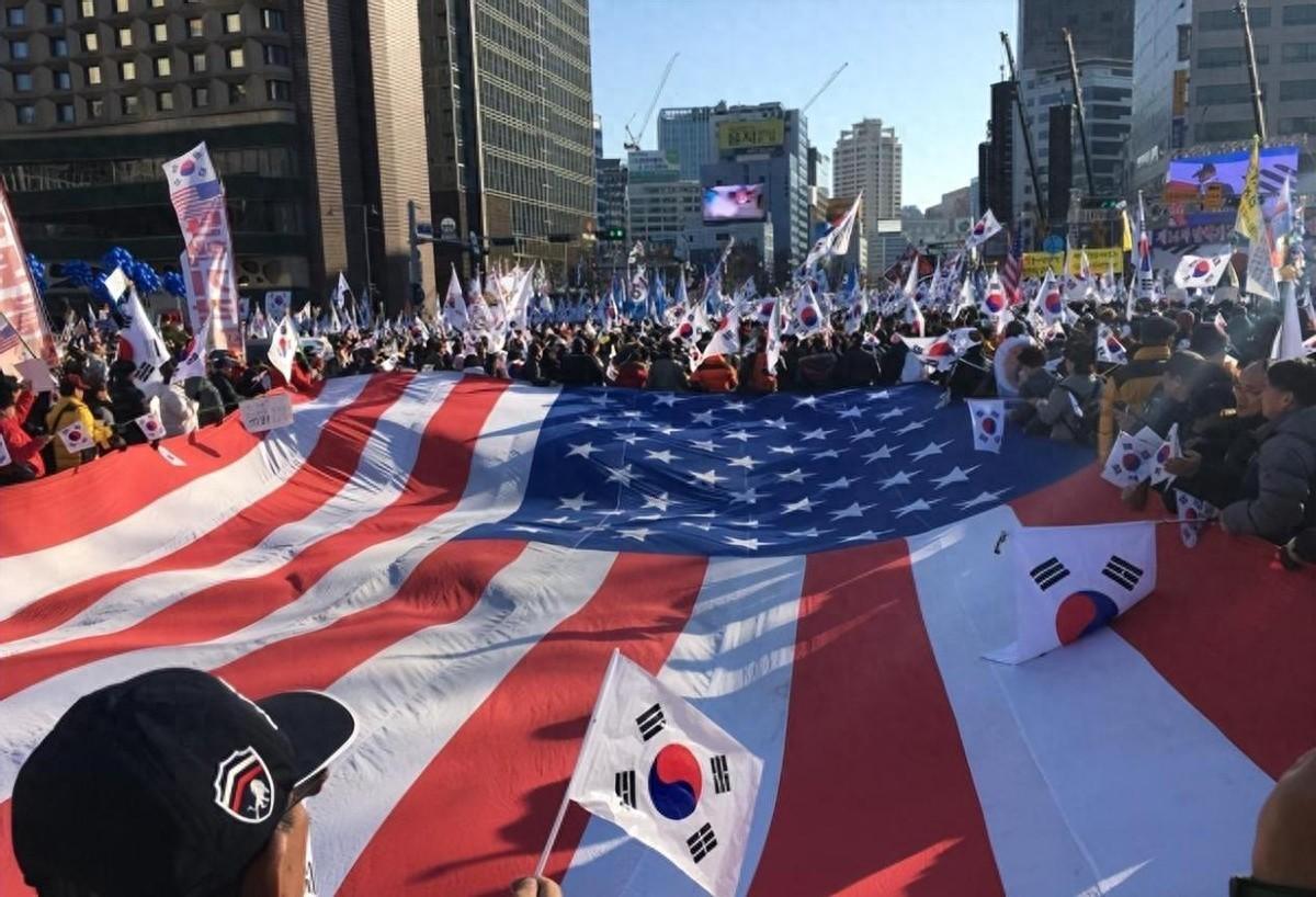 韩国街头几万人摇旗呐喊，以为能把中国人吓住，结果中国手机屏幕上连热搜都没挤进去。