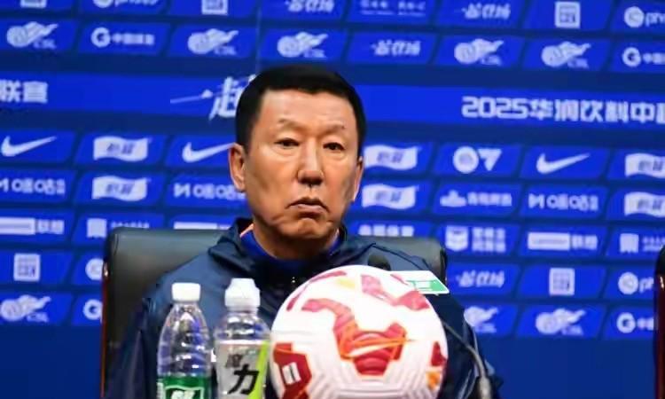 中超联赛山东泰山队主场迎战浙江队，崔康熙盛赞王钰栋、谈四个信任！对启用年轻球员
