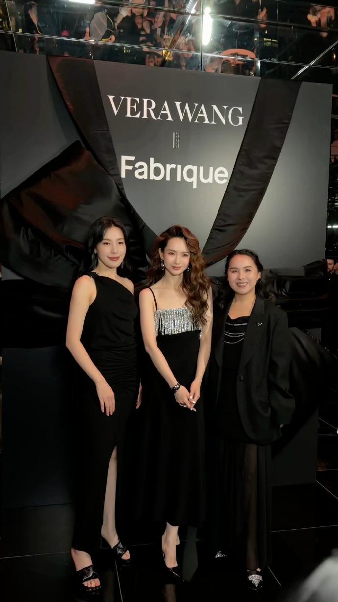 最近戚薇和王薇薇一起出席时尚活动，两位站在一起居然有种姐妹范儿。戚薇这次穿了