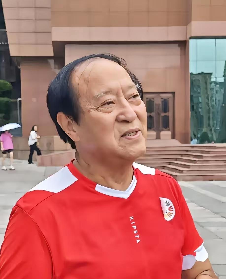 牛群，月工资五六千块，住无电梯的老楼，买特价的蔬菜，他却每月雷打不动的发钱给​