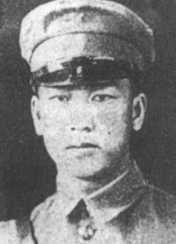 他是张治中的女婿、国军军长，49年不起义不对抗，而是远走香港。1949年，在国军