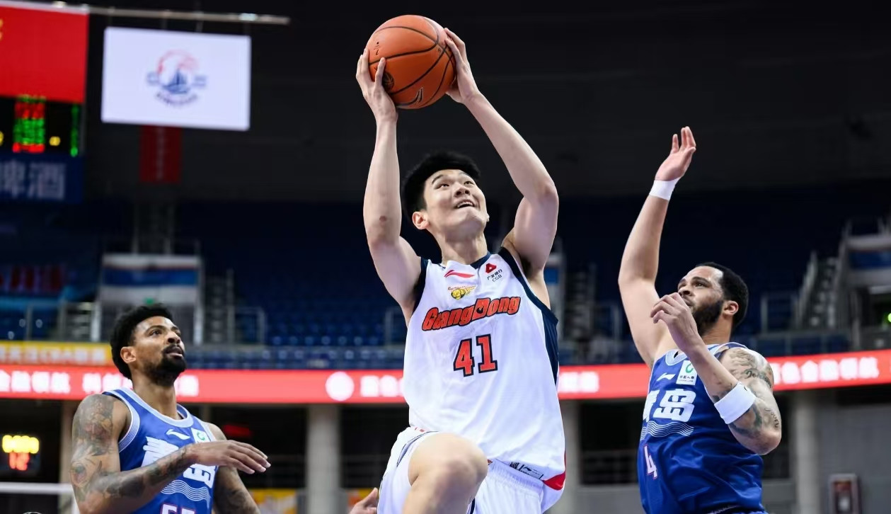 惨胜！广东竟要靠18岁菜鸟独撑内线，杜锋别固执了，给年轻人更多机会