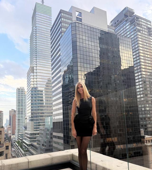 特朗普的女儿伊万卡分享了最新照片，她在纽约市中心高楼露台上穿着丝袜。不过，伊万卡