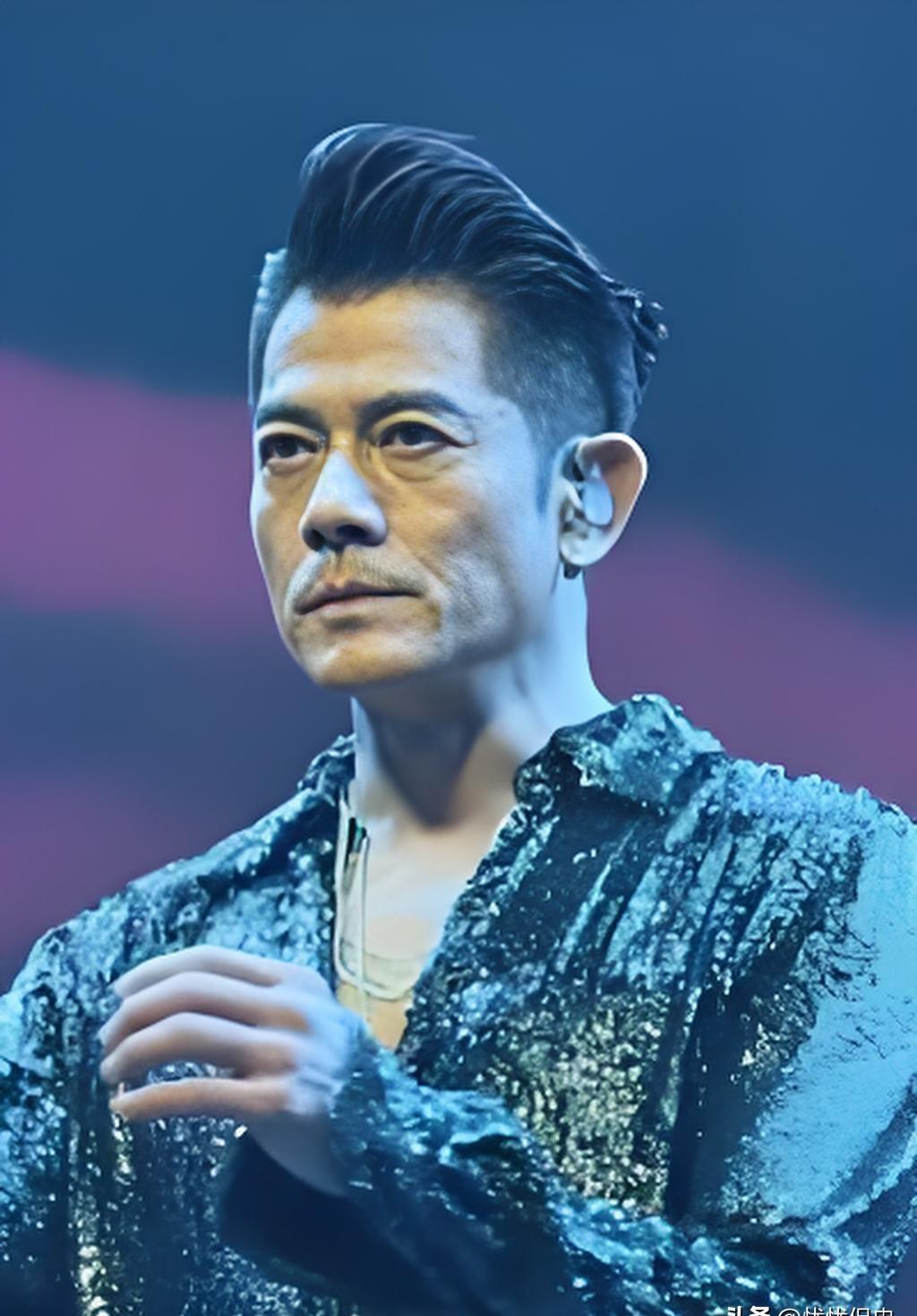 60岁。近三小时。全开麦唱跳。你想想这画面，广州宝能那晚灯一打，台下