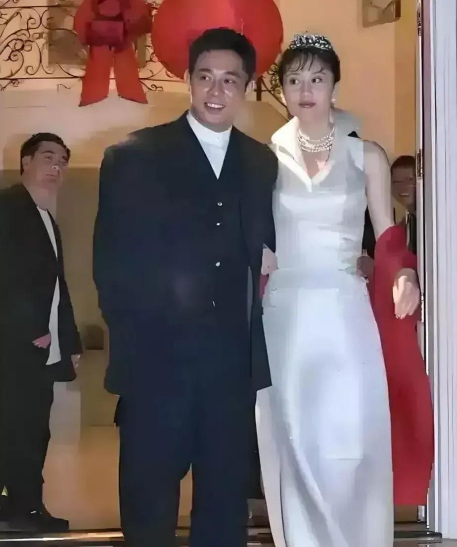 李连杰和利智1999年的婚礼照片很有故事。当时李连杰36岁，利智38岁，在洛杉矶