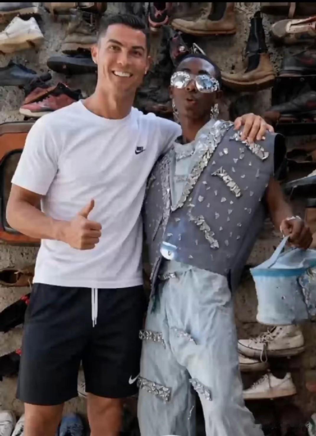 C罗的确很帅气，不仅颜值特别的高，身材也特别的好，不胖不瘦，非常的匀称，而且身体
