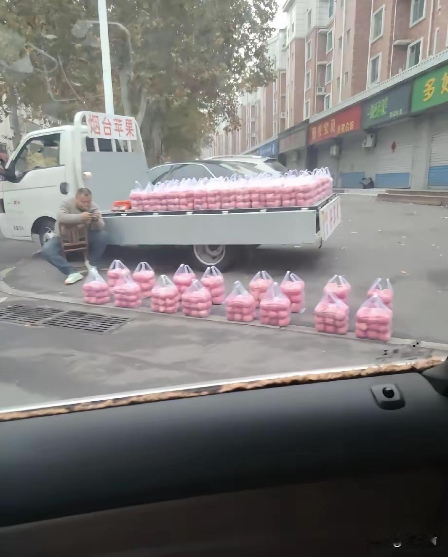 山东老兵把苹果摊摆成仪仗队直接火出圈！每袋十八颗大小均匀还拿布擦三遍，街坊都说