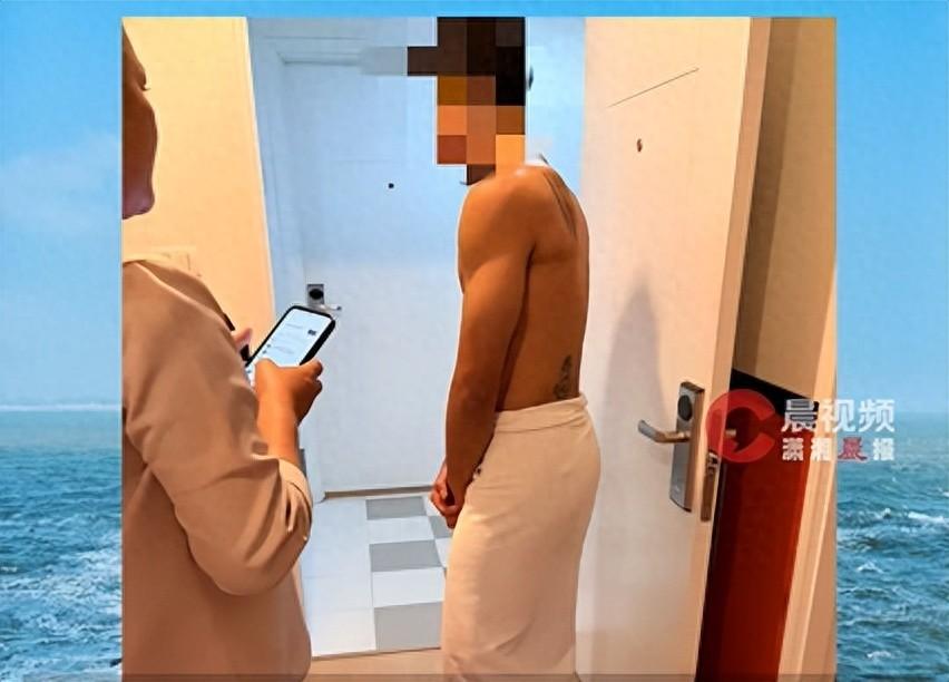 一名中国游客，特意带着家里老人远赴泰国旅游散心，当天一行人外出游玩结束，疲惫回到