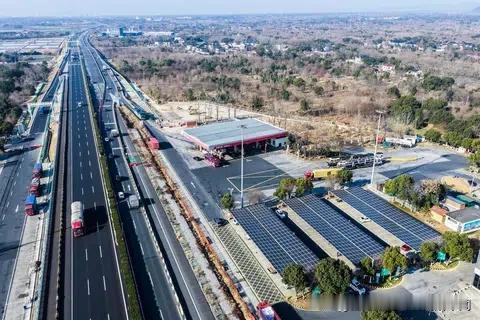 马斯克的团队据报近期低调走访了多家中国太阳能企业，这一消息拉动相关企业的股价直线