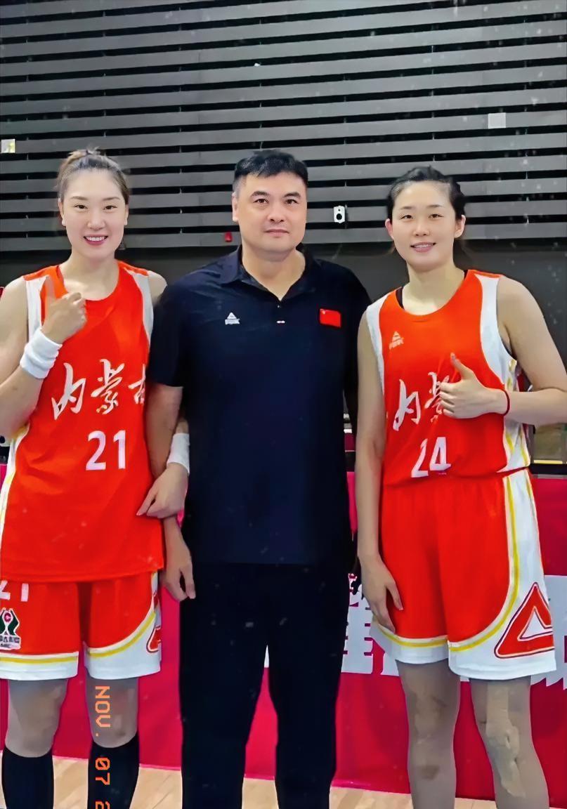 身高1、98米的刘玉栋，与内蒙古女篮潘臻琦孙梦然，在一起的友情合影。这样看，两