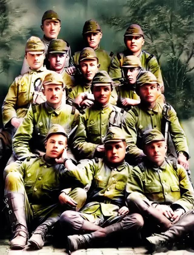 这是1940年的哈尔滨一群俄国鬼子兵合影。俄国十月革命后，有近200万白俄被迫流