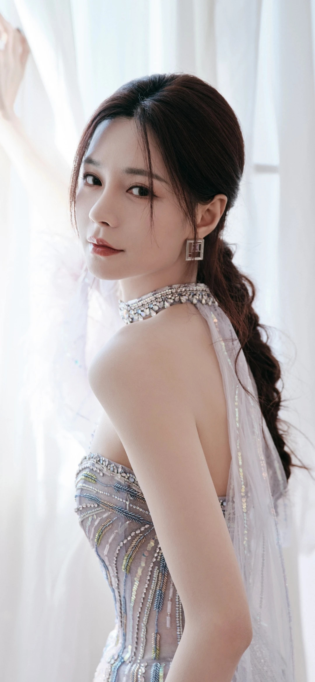 杜海涛和沈梦辰，结婚4年了。没办婚礼，也没要孩子。但沈梦辰名下有一套佘山的别墅，市价2个亿，全款拿下