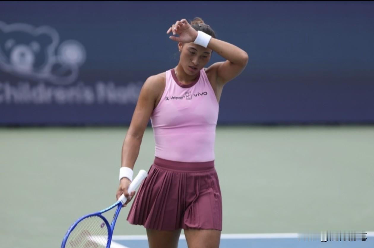 wta500华盛顿站，郑钦文从第二盘莫名其妙的输掉到第三盘一泻千里，这种输法不仅