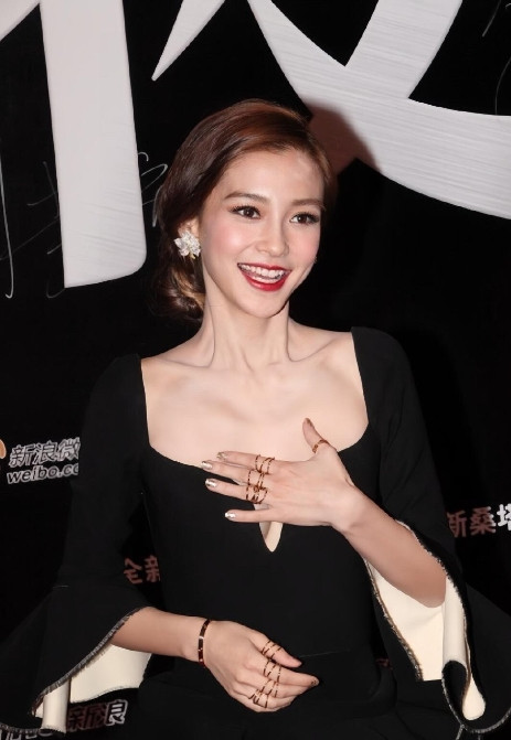 杨颖真是一个惨啊粉丝天天催着营业，要不就骂工作室不作为，可是哪是她不想回来工作