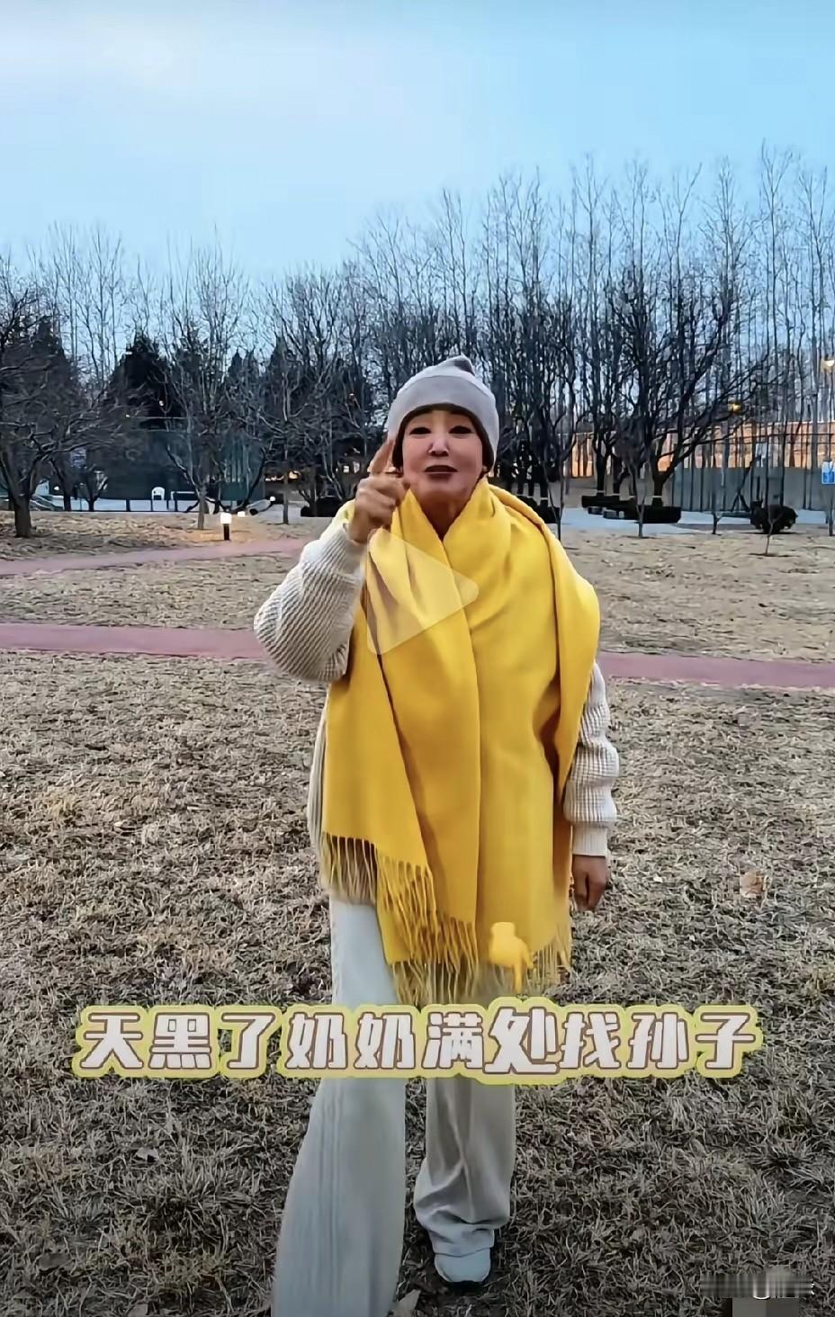 祖孙俩的快乐时光！张兰说:“天黑了，奶奶满处找孙子”！快七十岁的张兰，昨天陪