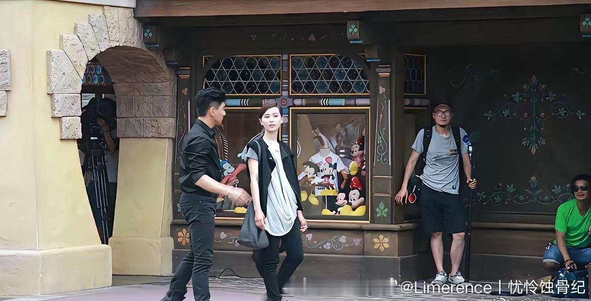 刘诗诗与吴奇隆在迪士尼被偶遇，刘诗诗真的太美了绝对是冷白皮！！人群之中，一眼就能