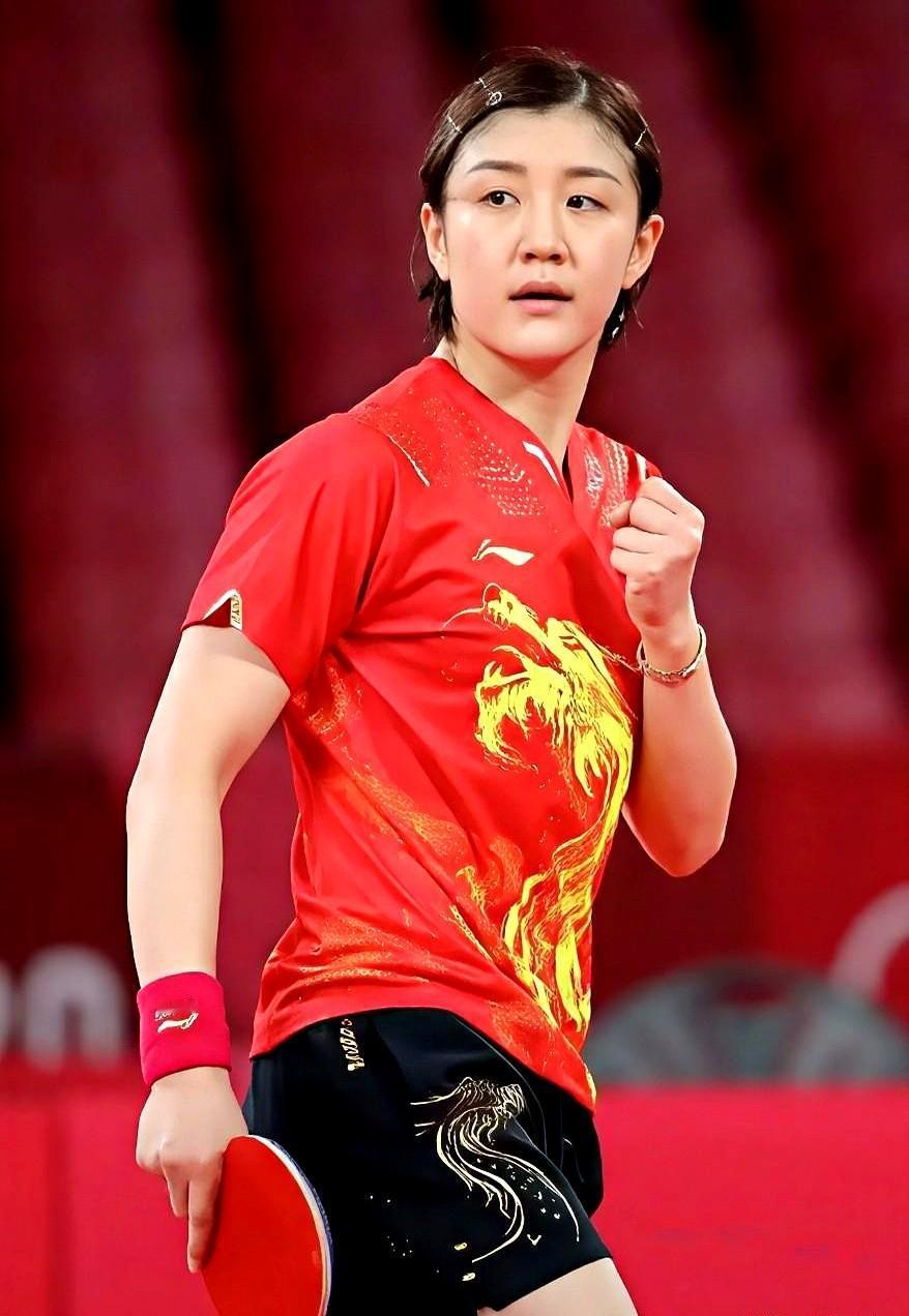 都说她不行了，陈梦用金牌回应！巴黎奥运卫冕，陈梦成了继邓亚萍、张怡宁之后，第